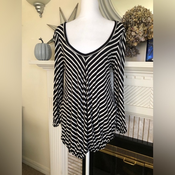 Max Edition, Large, Low-Scoop, Gathered Top - Picture 4 of 8